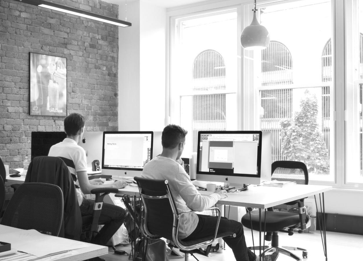 Estudiantes trabajando en proyectos de software en dylqemi