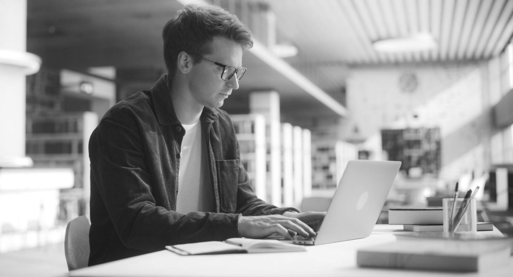 Entorno de desarrollo de software con código en pantalla
