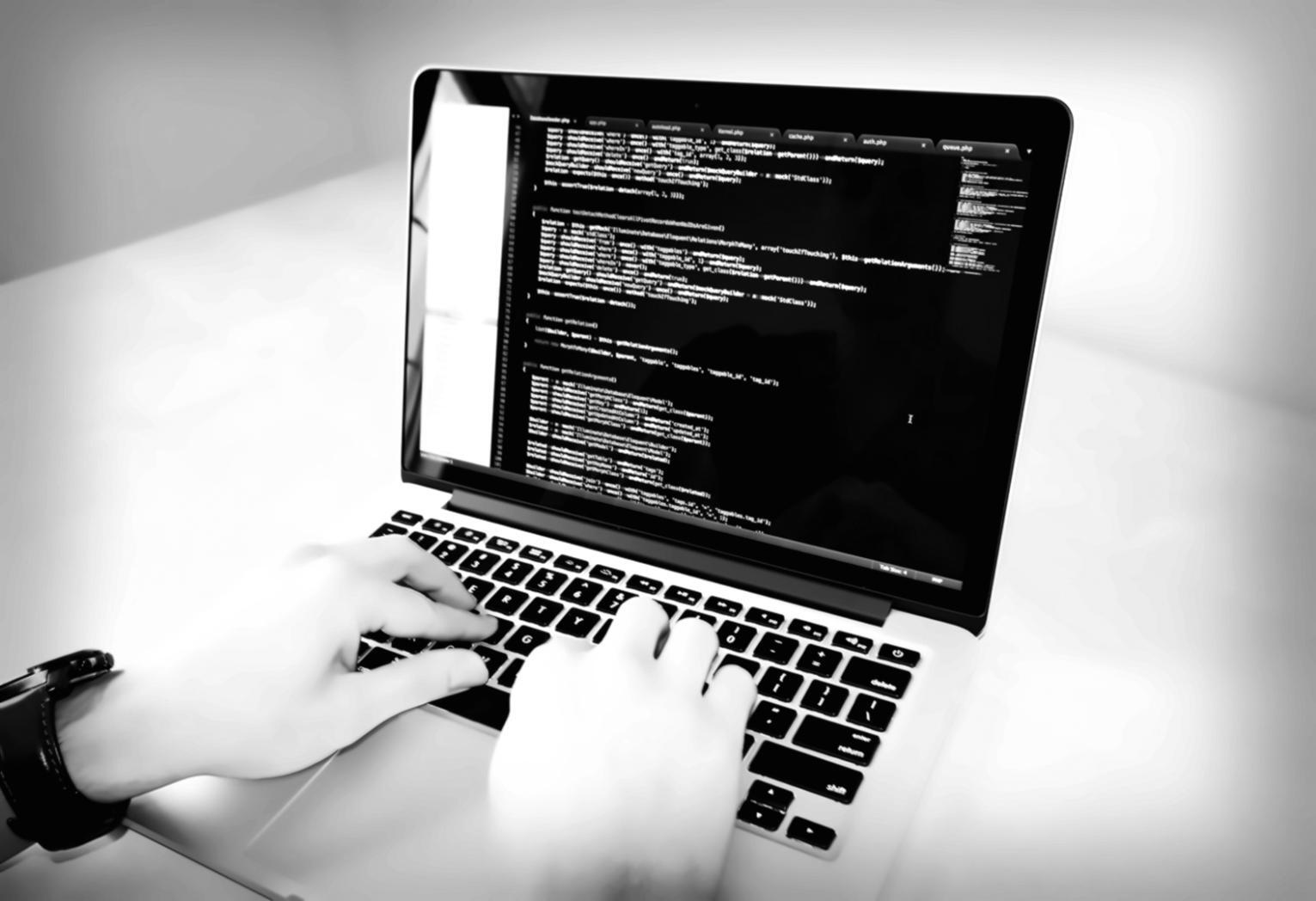 Estudiantes trabajando en proyectos de desarrollo de software